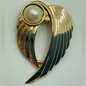 JERI LOU GOLDTONE FAUX PEARL ANGEL WINGS SCARF CLIP